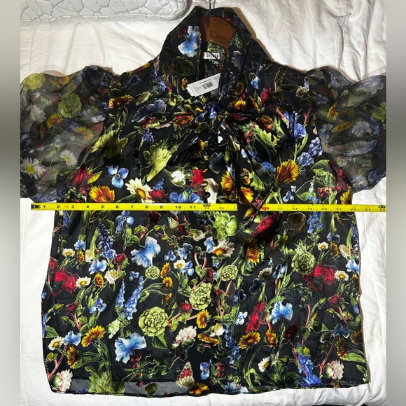 Alice + Olivia
Brentley Floral Puff-Sleeve Blouse. XL. NWT - Picture 13 of 13